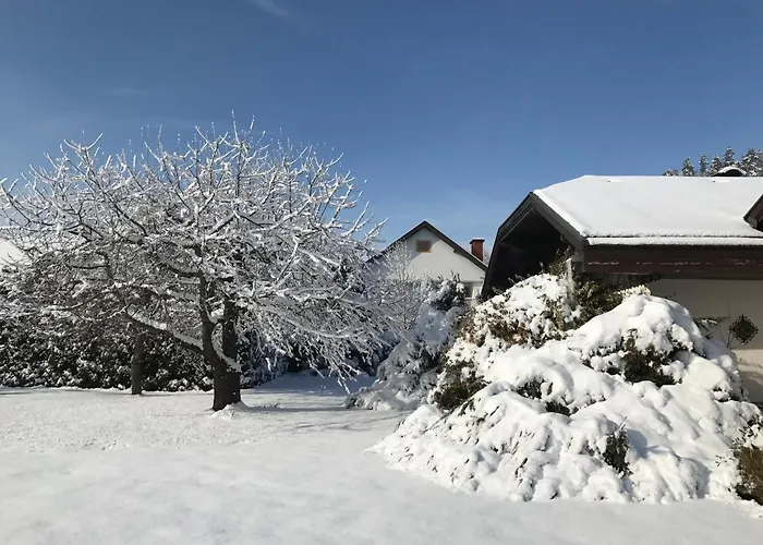 V Gemuetliches Gartenhaus Dom wakacyjny Smihel nad Pliberkom