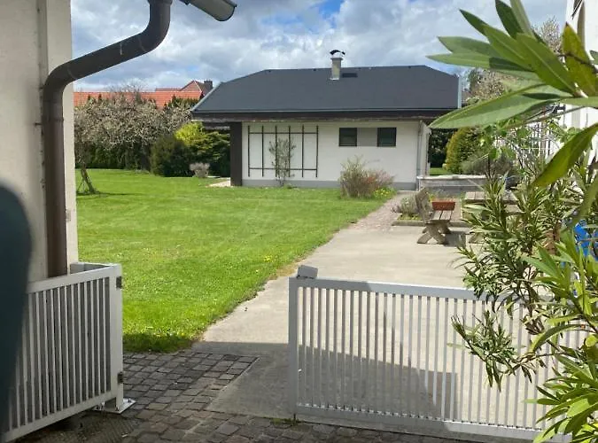 V Gemuetliches Gartenhaus Dom wakacyjny